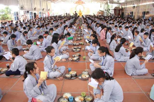Thái Bình: Gần 1000 thiện sinh dự khóa tu sen hồng chùa Từ Xuyên