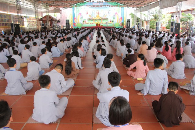 Thái Bình: Gần 1000 thiện sinh dự khóa tu sen hồng chùa Từ Xuyên