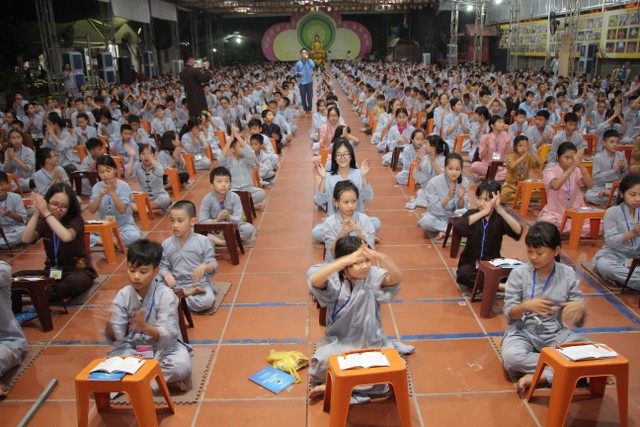 Thái Bình: Gần 1000 thiện sinh dự khóa tu sen hồng chùa Từ Xuyên