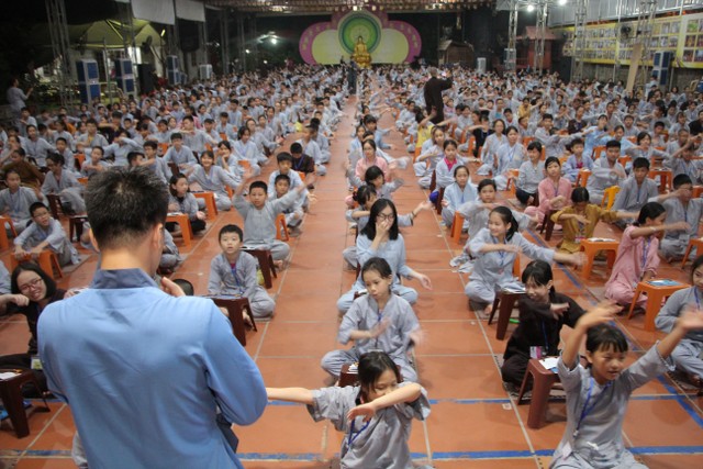 Thái Bình: Gần 1000 thiện sinh dự khóa tu sen hồng chùa Từ Xuyên