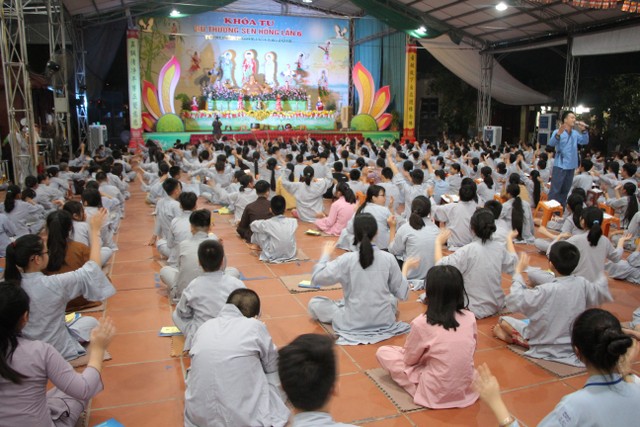 Thái Bình: Gần 1000 thiện sinh dự khóa tu sen hồng chùa Từ Xuyên