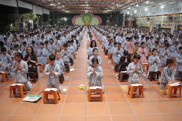Thái Bình: Gần 1000 thiện sinh dự khóa tu sen hồng chùa Từ Xuyên