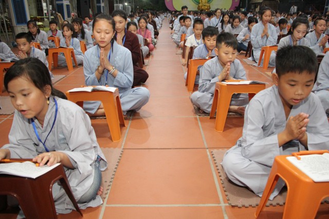Thái Bình: Gần 1000 thiện sinh dự khóa tu sen hồng chùa Từ Xuyên