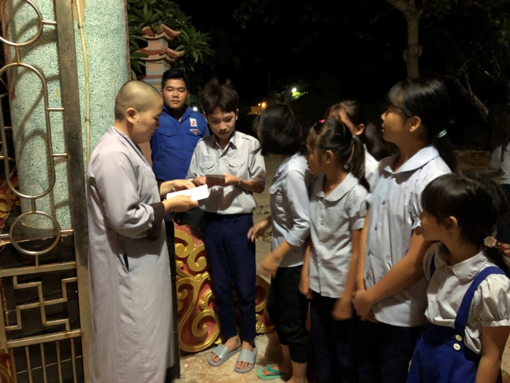 Bình Dương: Sẻ chia yêu thương tại huyện đảo Phú Quý.