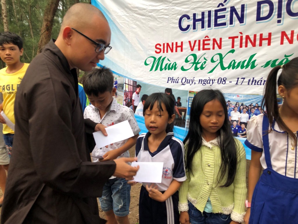 Bình Dương: Sẻ chia yêu thương tại huyện đảo Phú Quý.