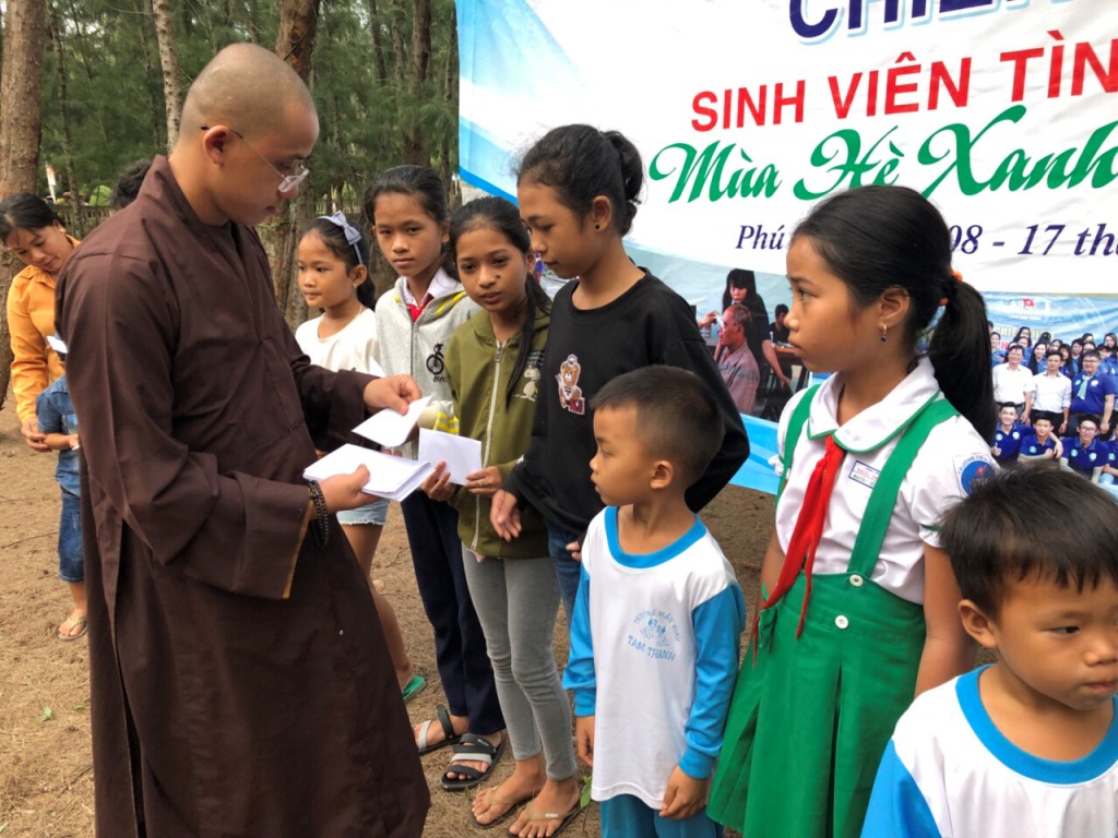 Bình Dương: Sẻ chia yêu thương tại huyện đảo Phú Quý.
