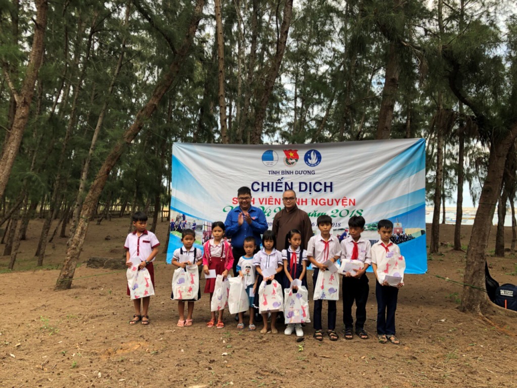 Bình Dương: Sẻ chia yêu thương tại huyện đảo Phú Quý.