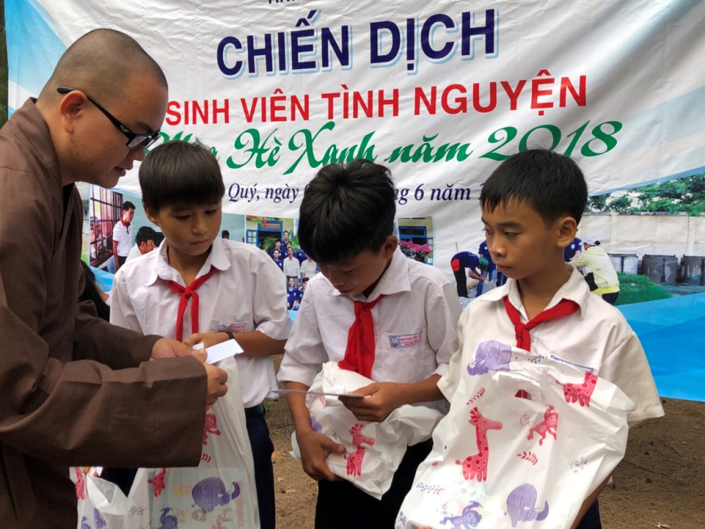 Bình Dương: Sẻ chia yêu thương tại huyện đảo Phú Quý.