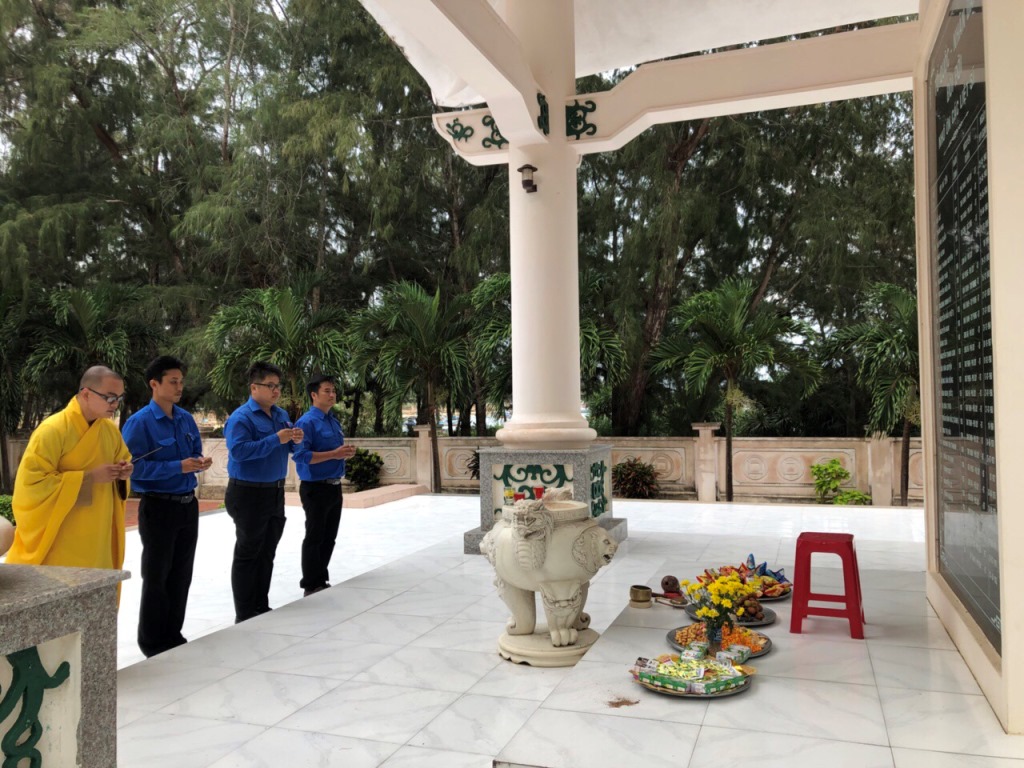 Bình Dương: Sẻ chia yêu thương tại huyện đảo Phú Quý.