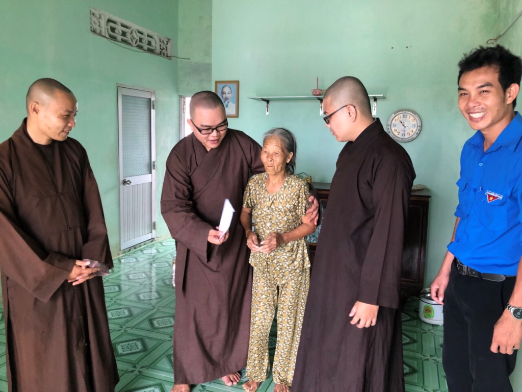 Bình Dương: Sẻ chia yêu thương tại huyện đảo Phú Quý.