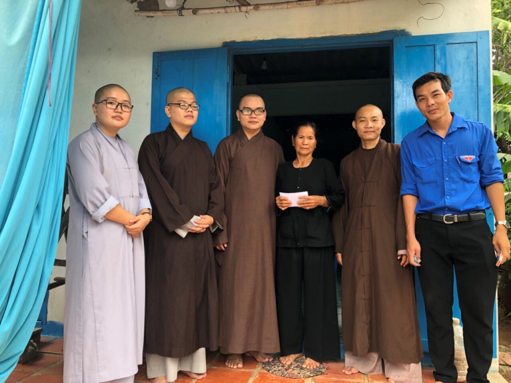 Bình Dương: Sẻ chia yêu thương tại huyện đảo Phú Quý.