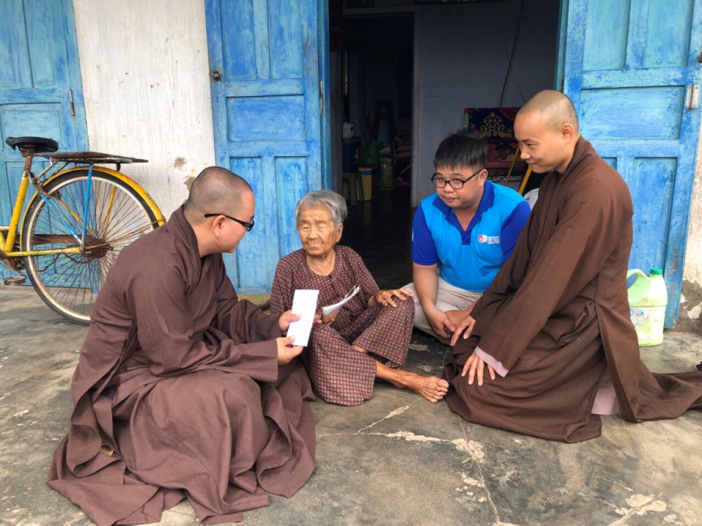 Bình Dương: Sẻ chia yêu thương tại huyện đảo Phú Quý.