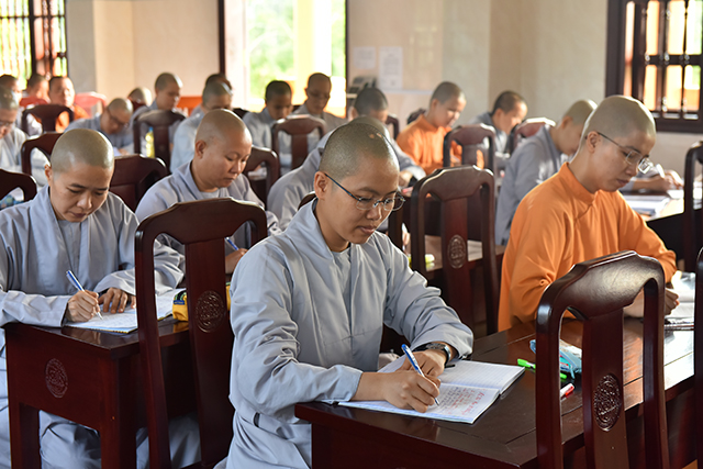 Xã hội theo Phật giáo Nguyên Thủy và Đại Thừa - TT.Thích Nhật Từ (11-07-2018)