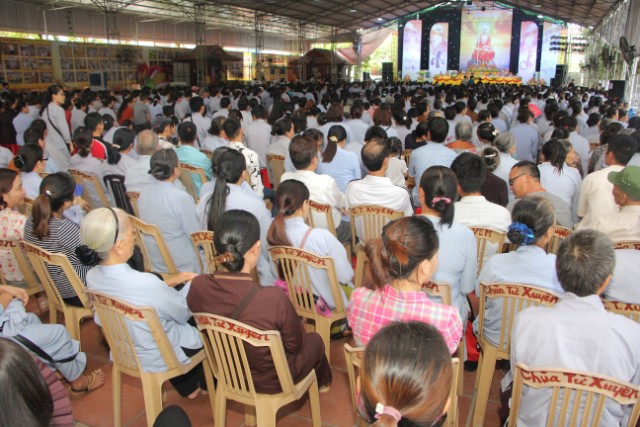 Thái Bình: Lễ hội bông hồng cài áo tại chùa Từ Xuyên