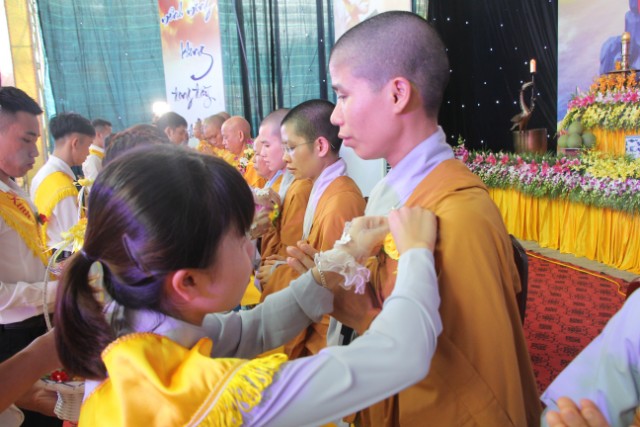 Thái Bình: Lễ hội bông hồng cài áo tại chùa Từ Xuyên