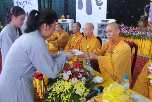 Thái Bình: Lễ hội bông hồng cài áo tại chùa Từ Xuyên