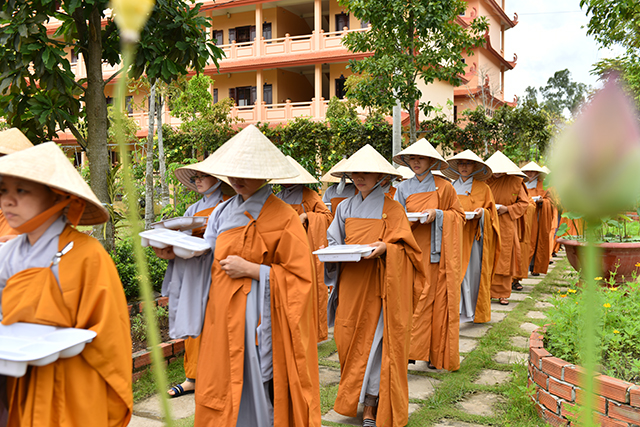 Xã hội theo Phật giáo Nguyên Thủy và Đại Thừa - TT.Thích Nhật Từ (11-07-2018)