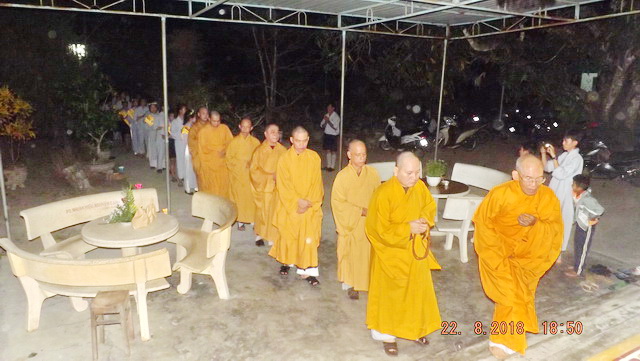 Lễ cài bông hồng hiếu hạnh tại chùa Viên Ngộ
