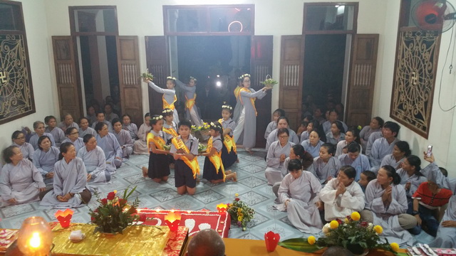 Lễ cài bông hồng hiếu hạnh tại chùa Viên Ngộ