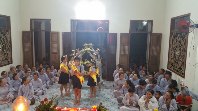 Lễ cài bông hồng hiếu hạnh tại chùa Viên Ngộ