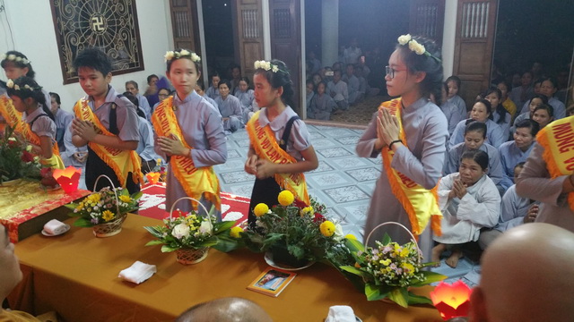 Lễ cài bông hồng hiếu hạnh tại chùa Viên Ngộ