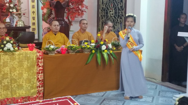 Lễ cài bông hồng hiếu hạnh tại chùa Viên Ngộ