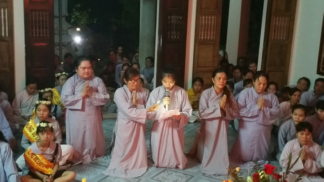 Lễ cài bông hồng hiếu hạnh tại chùa Viên Ngộ