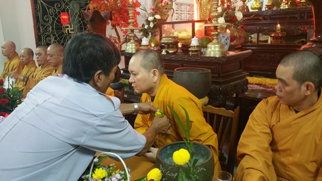 Lễ cài bông hồng hiếu hạnh tại chùa Viên Ngộ