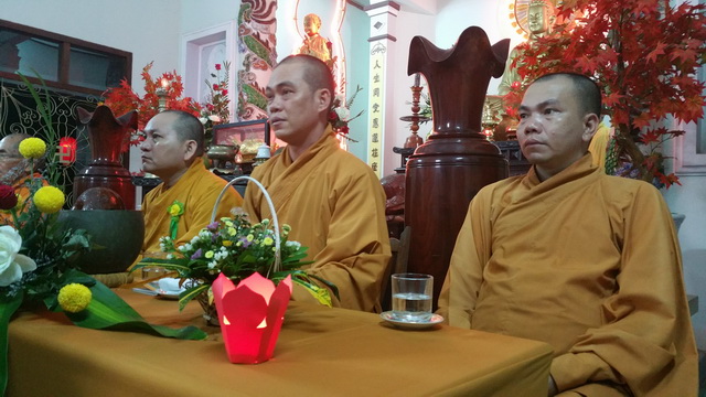 Lễ cài bông hồng hiếu hạnh tại chùa Viên Ngộ