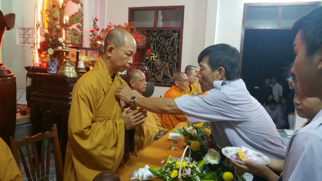 Lễ cài bông hồng hiếu hạnh tại chùa Viên Ngộ