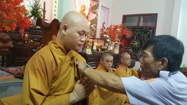 Lễ cài bông hồng hiếu hạnh tại chùa Viên Ngộ