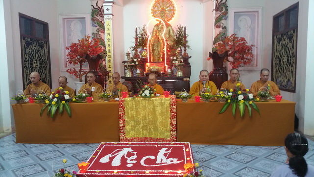 Lễ cài bông hồng hiếu hạnh tại chùa Viên Ngộ