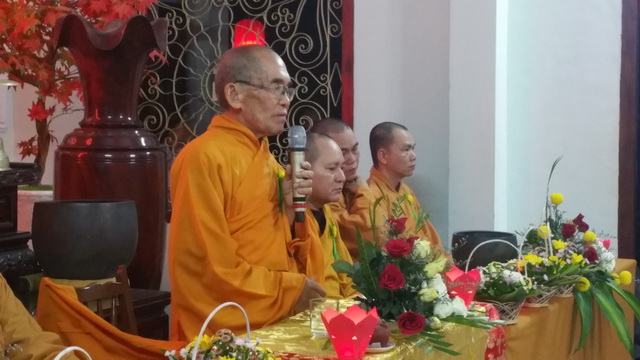 Lễ cài bông hồng hiếu hạnh tại chùa Viên Ngộ