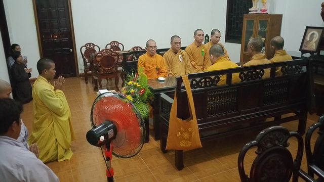 Lễ cài bông hồng hiếu hạnh tại chùa Viên Ngộ