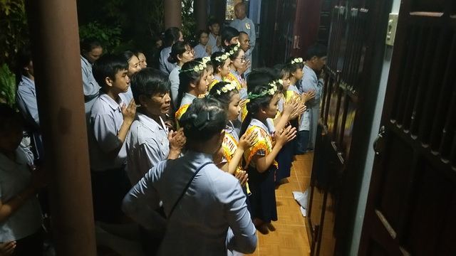 Lễ cài bông hồng hiếu hạnh tại chùa Viên Ngộ