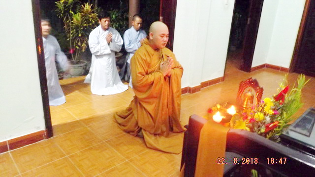 Lễ cài bông hồng hiếu hạnh tại chùa Viên Ngộ