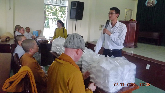 Khánh Hòa: Ban Từ thiện Phật Giáo tỉnh tặng quà cho bà con sau bão số 8