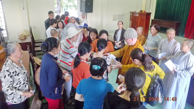 Khánh Hòa: Ban Từ thiện Phật Giáo tỉnh tặng quà cho bà con sau bão số 8
