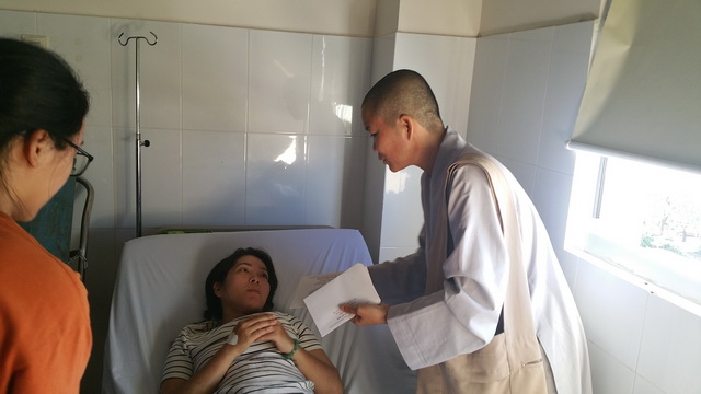 Khánh Hòa: Ban Từ thiện Phật Giáo tỉnh tặng quà cho bà con sau bão số 8