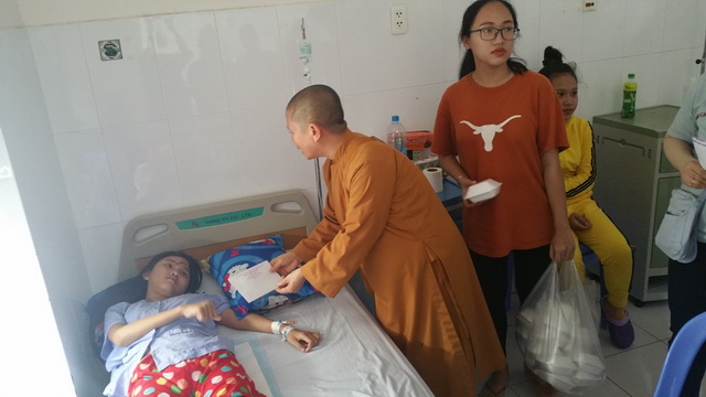 Khánh Hòa: Ban Từ thiện Phật Giáo tỉnh tặng quà cho bà con sau bão số 8