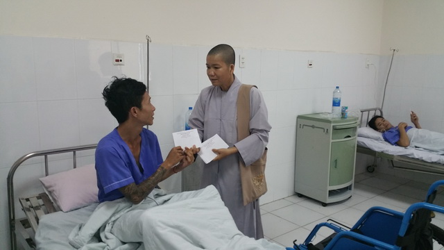 Khánh Hòa: Ban Từ thiện Phật Giáo tỉnh tặng quà cho bà con sau bão số 8