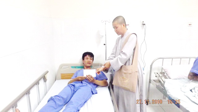 Khánh Hòa: Ban Từ thiện Phật Giáo tỉnh tặng quà cho bà con sau bão số 8