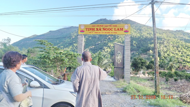 Khánh Hòa: Ban Từ thiện Phật Giáo tỉnh tặng quà cho bà con sau bão số 8