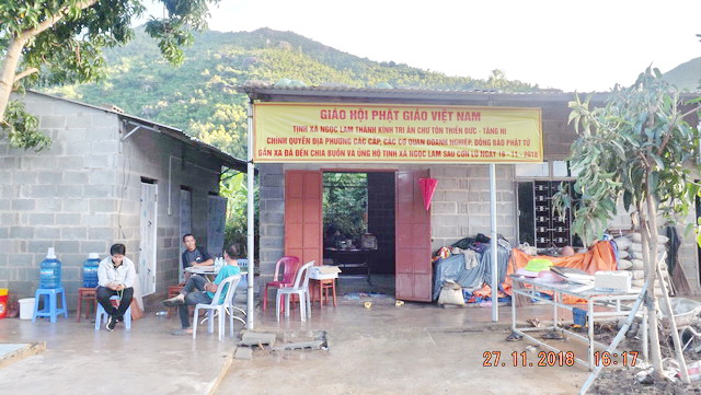 Khánh Hòa: Ban Từ thiện Phật Giáo tỉnh tặng quà cho bà con sau bão số 8