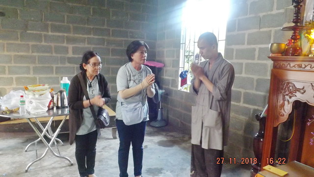 Khánh Hòa: Ban Từ thiện Phật Giáo tỉnh tặng quà cho bà con sau bão số 8