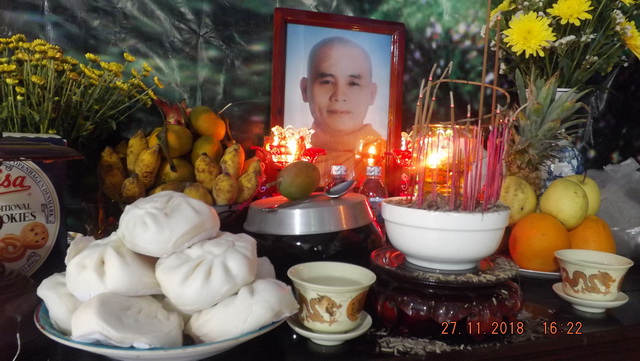 Khánh Hòa: Ban Từ thiện Phật Giáo tỉnh tặng quà cho bà con sau bão số 8