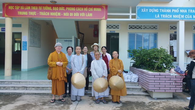 Khánh Hòa: Ban Từ thiện Phật Giáo tỉnh tặng quà cho bà con sau bão số 8