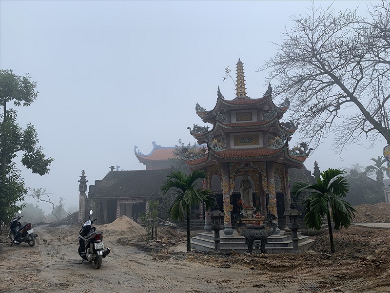 Ngôi chùa được làm từ tiền bán gỗ cây sưa trăm tỉ