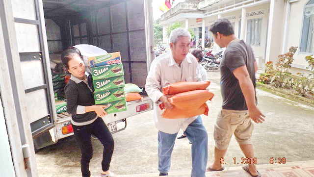 Trao tặng quà cho hộ nghèo nhân dịp Tết Nguyên đán năm 2019