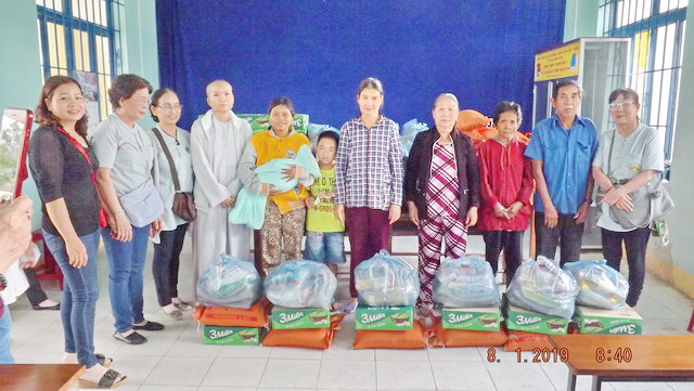 Trao tặng quà cho hộ nghèo nhân dịp Tết Nguyên đán năm 2019